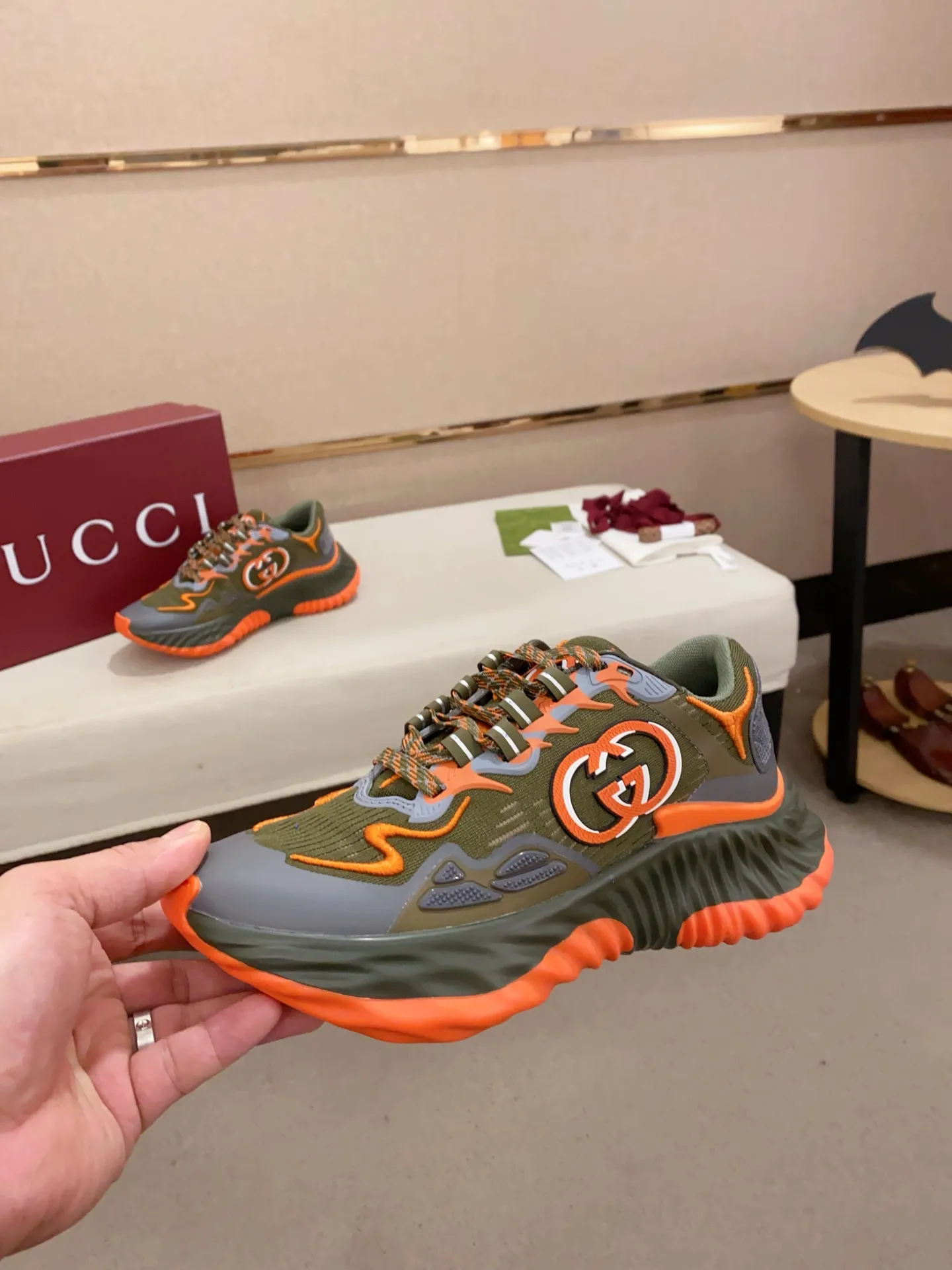 Men's shoes💰: 840💰High version of Gucci series couple's thick-soled sneakers! Gucci Gucci wave shoes Gucci's new designer has brought a new design, with a more comfortable foot feel and a new wave design. GUCCI's new Ripple wave shoes have an upper made of soft nappa leather and mesh. The foamed TPU midsole provides excellent comfort and feels like falling into the clouds. This new sports shoe adopts a thick-soled design, with a stitched leather upper and mesh, showing a full sense of technology. The two major brand logo details, the 3D-effect interlocking Double G leather patch and the Gucci letter metal hardware, inject a dazzling texture into the overall design. These shoes are crafted from silver metallic leather. Silver metallic leather, leather piping mesh details, Gucci lettering metal hardware, interlocking double G patch, lightweight rubber sole, top stitching and comes with a pair of shoelaces. Size: Women's 35-40 (can be customized to 34.41).        Male 39-44 (38.45 can be customized).